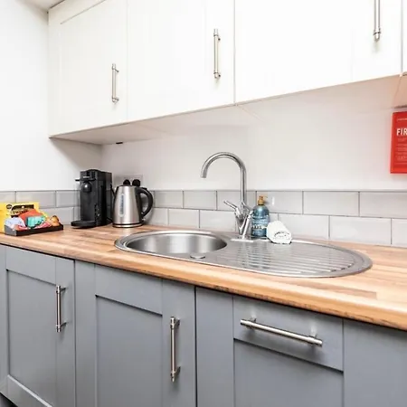 Near Arena With 2 Bed Sleeps 4 شقة *