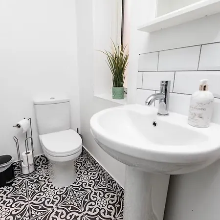 New Near Arena With Wifi And Parking Leeds (West Yorkshire)